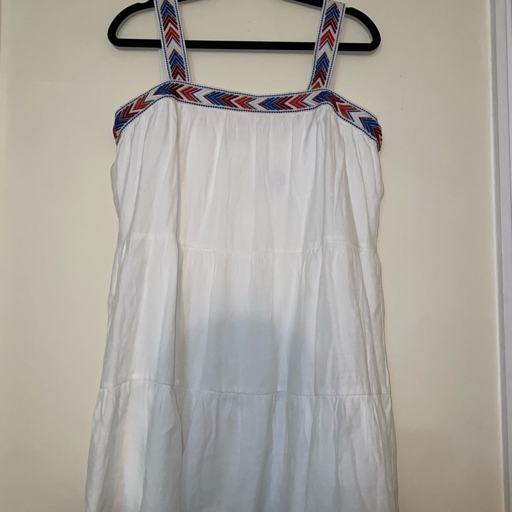 Short sundress perfect for the beach! White with small details in many colors.